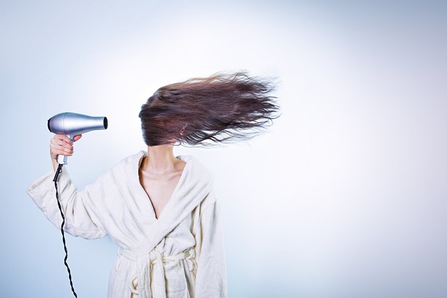 Sådan får du perfekt hold og volumen med hairspray