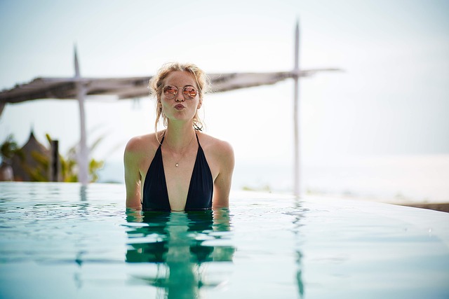 Summer vibes: Sådan styler du din badedragt eller bikini til strandpromenaden