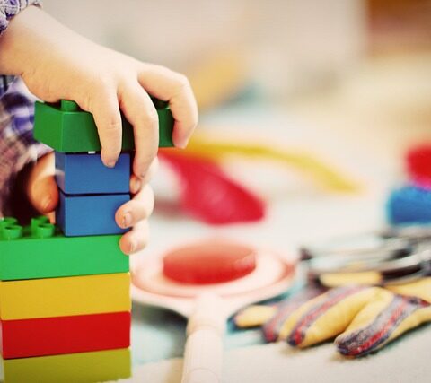 Legetøjskassen som terapeutisk redskab: Hvordan legetøj kan hjælpe børn med at håndtere følelser